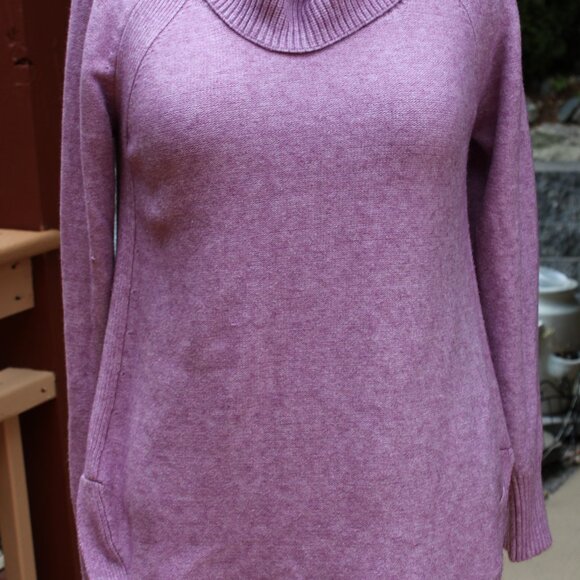 By Anthropology A Women Sweater Turtleneck SZ M Light Purple lit Sides Warm - Picture 1 of 4